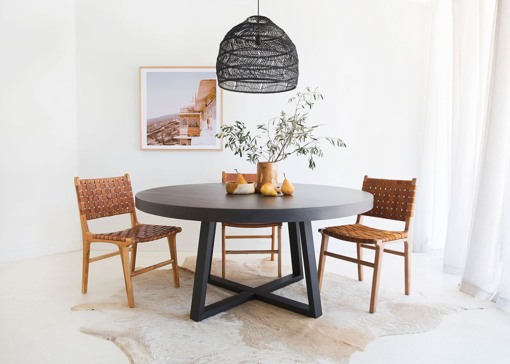 Round dining table with black outlet legs