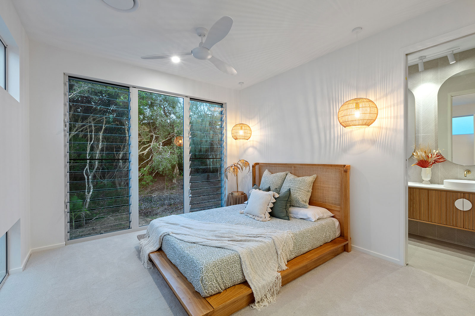 main bedroom with Castaway bed